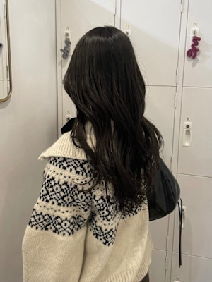 後ろ姿まで艶やかな暗髪ウェーブロング