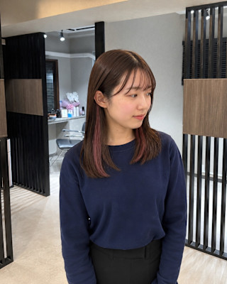 深みレッドミディアム顔まわりレイヤーナチュラルスタイル