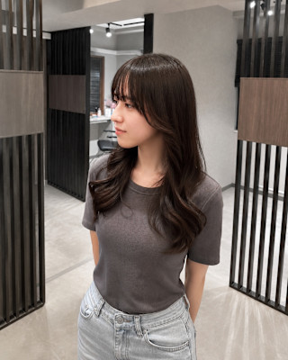 黒髪ロング顔まわりレイヤーナチュラル上品ヘアスタイル