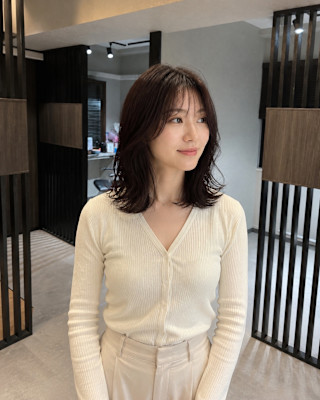 黒髪ミディアム顔まわりレイヤーナチュラル上品ヘアスタイル
