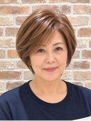 大人女性の上品ハイライトショートボブ