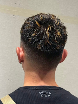 大宮メンズハイフェードスパイキーショートゴールドメッシュ