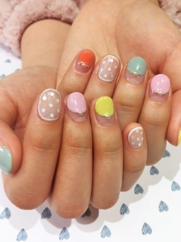 ドット×カラフルなフレンチネイル