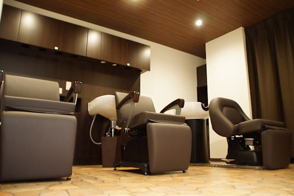 Neece hair gallery by across上野御徒町店(ニースヘアギャラリーバイアクロス)