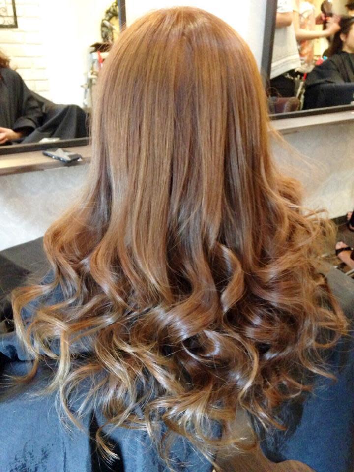 CREA hair urban 本店【クレアヘアーアーバンホンテン】のスタイル紹介。ツヤ艶☆ベージュカラー