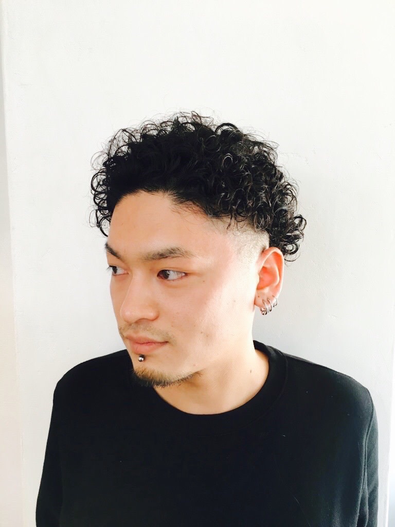 HAIR STUDIO Crib【ヘアースタジオクリブ】のスタイル紹介。ツーブロックショートパーマスタイル