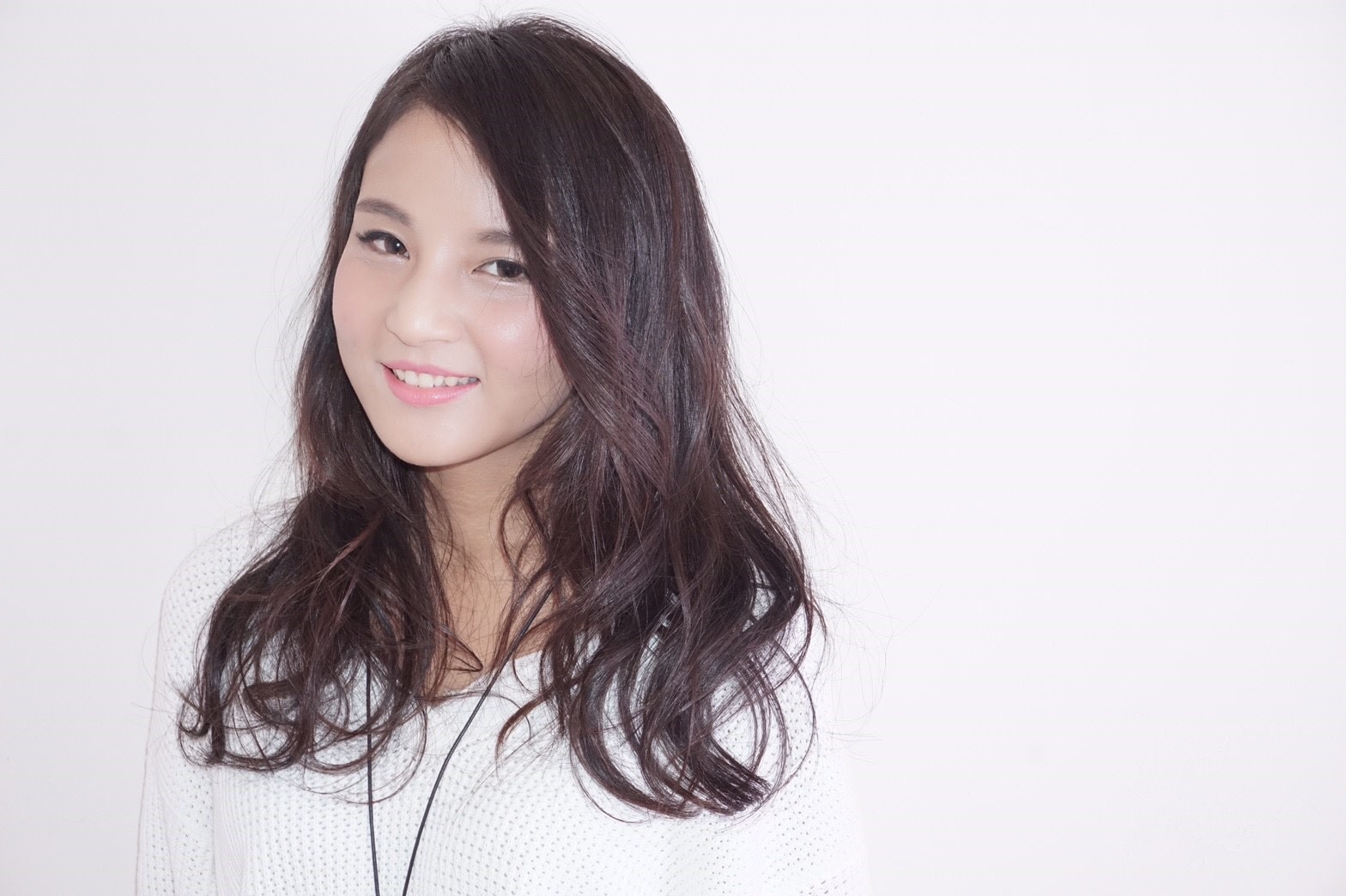 AKALA HAIR～Laule'a～【アカラヘアー ラウレア】のスタイル紹介。かきあげバングでつくるゆるふわ2wayウェーブ