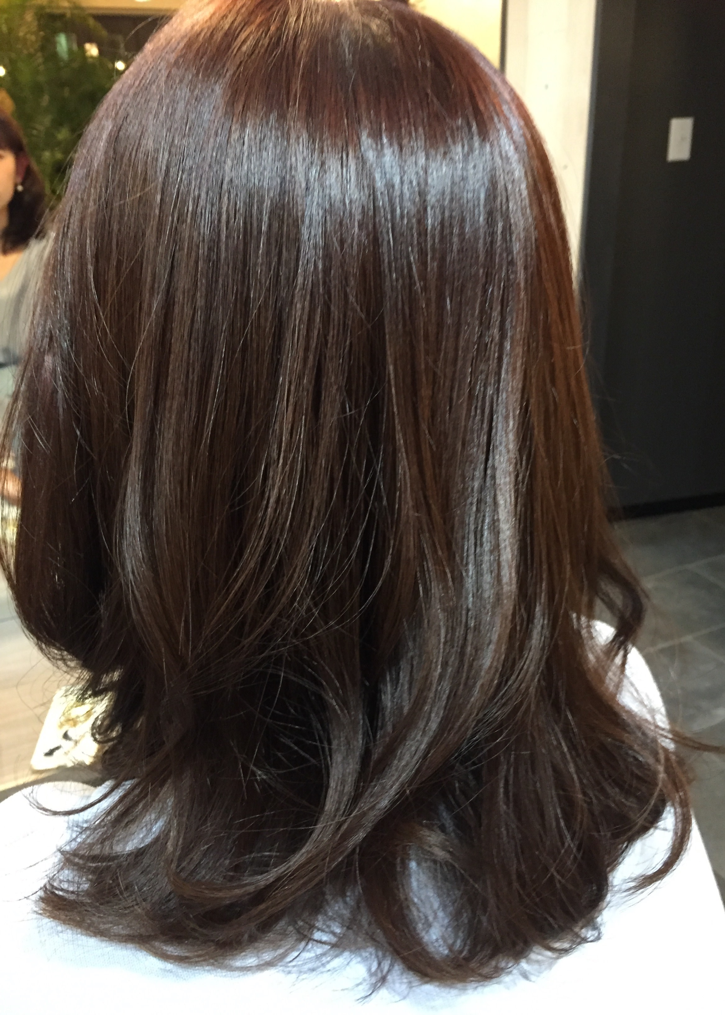 AKALA HAIR～Laule'a～【アカラヘアー ラウレア】のスタイル紹介。艶のあるナチュラルカールでつくるミディアムスタイル