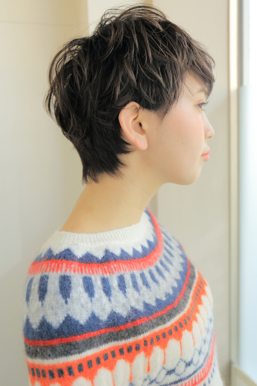 hair&color Plaatje 相模大野【ヘアーアンドカラー　プラーチェ　サガミオオノ】のスタイル紹介。【プラーチェ相模大野】　外国人クセ毛風　耳かけショート