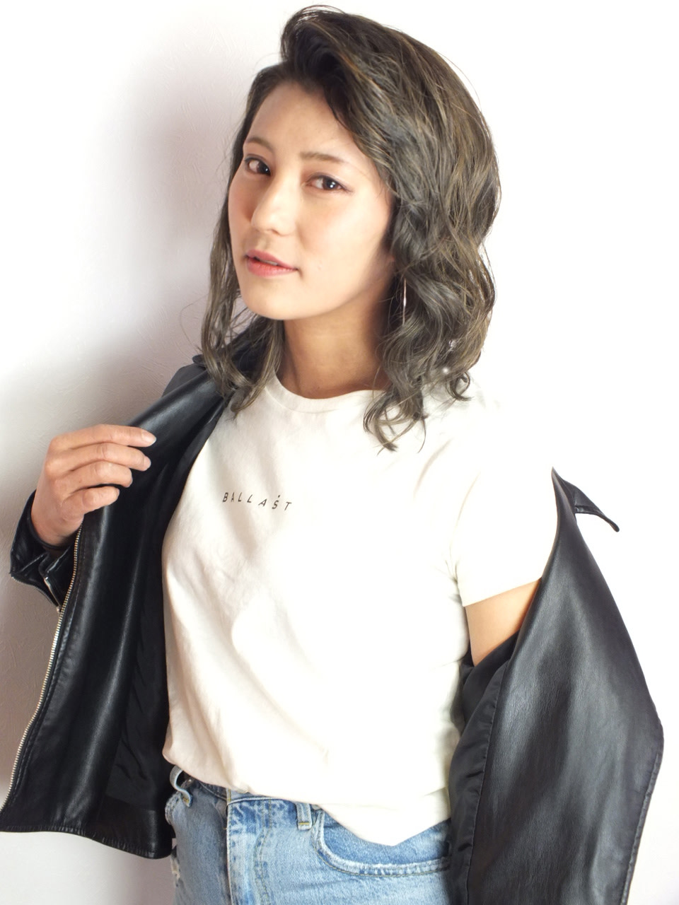 COHAQ KUGENUMA【コハククゲヌマ】のスタイル紹介。大人グレージュで魅せる無造作ウェーブ