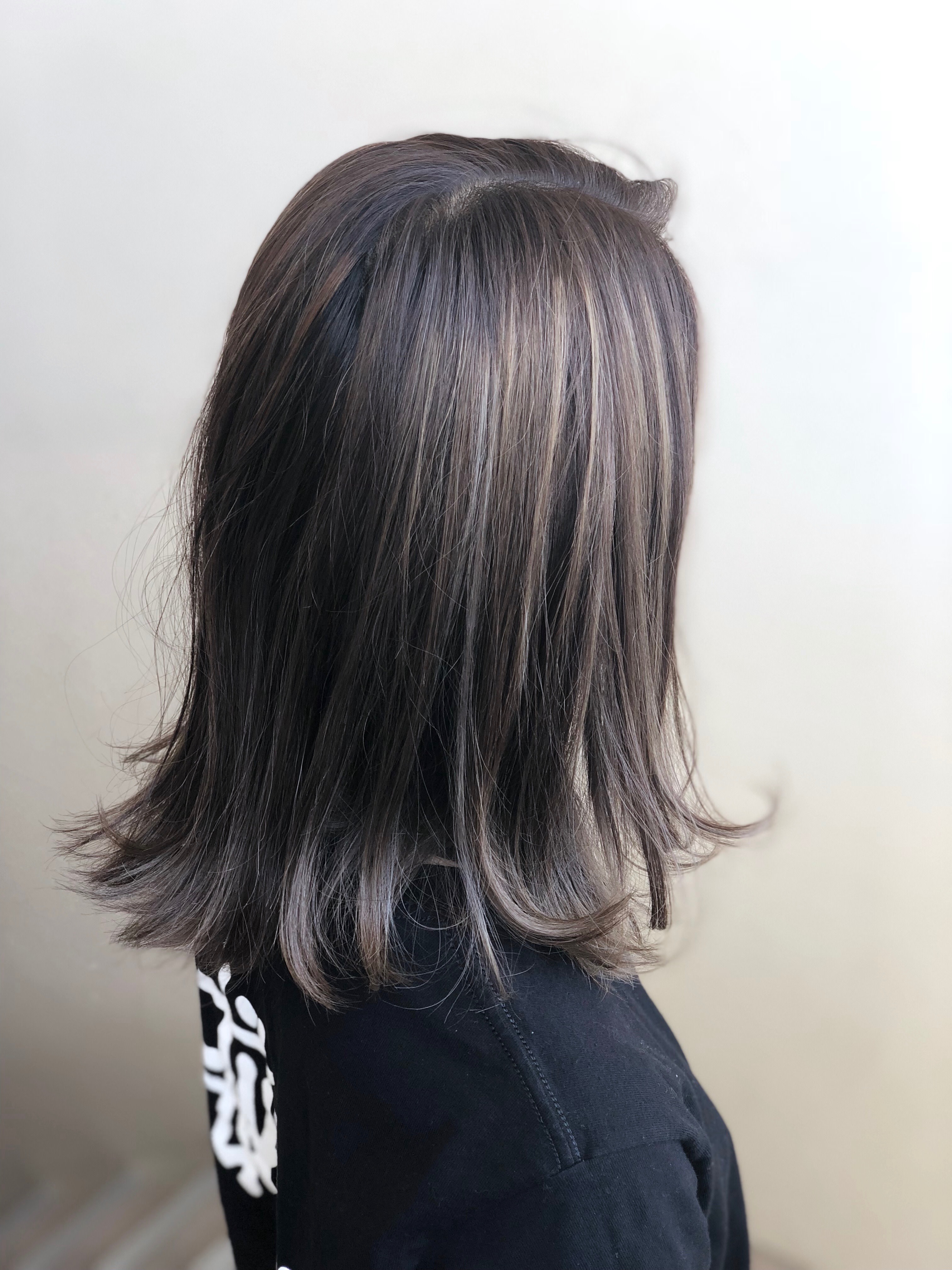 akira名谷店【アキラ】のスタイル紹介。アッシュグレイバレイヤージュ