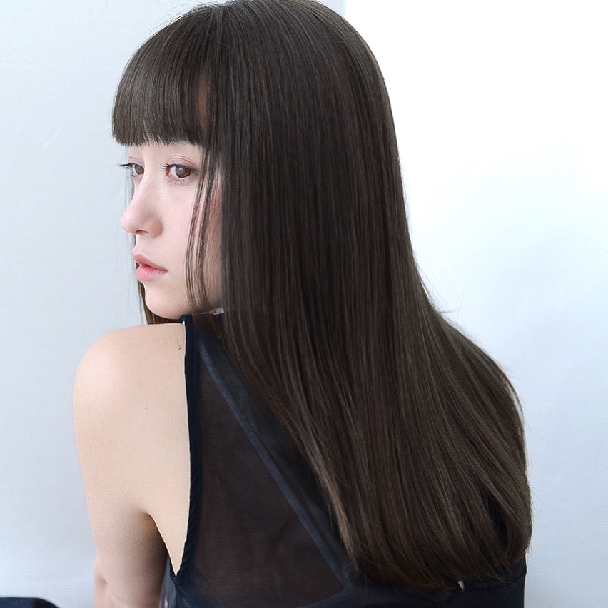 Liun 青山店【リアン アオヤマテン】のスタイル紹介。ぱっつん前髪ストレートセミロングストレートとグレージュでしな