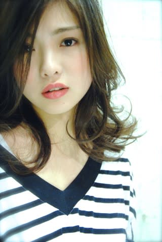 HoLan【ホラン】のスタイル紹介。【HoLan】くびれミディxベージュカラーxフェザーカール