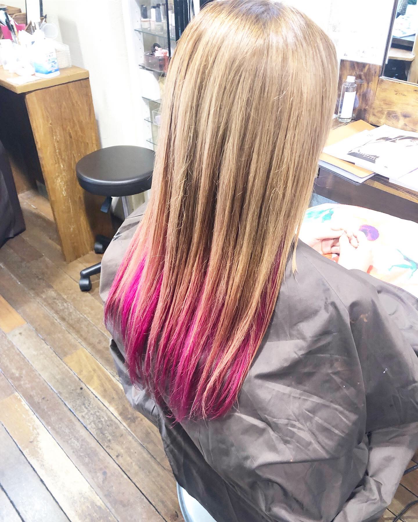 jujur【ジュジュル】のスタイル紹介。ビビッドピンクのインナーカラー