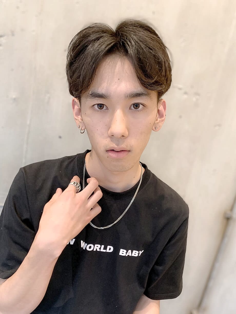 LUXIS THE BACKROOM【ラグシス　ザ　バックルーム】のスタイル紹介。ゆるパーマ×センターパート