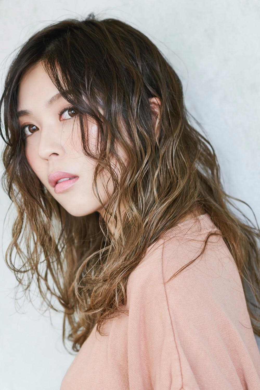 Ash 津田沼店【アッシュ ツダヌマテン】のスタイル紹介。外国人風グラーデションロング