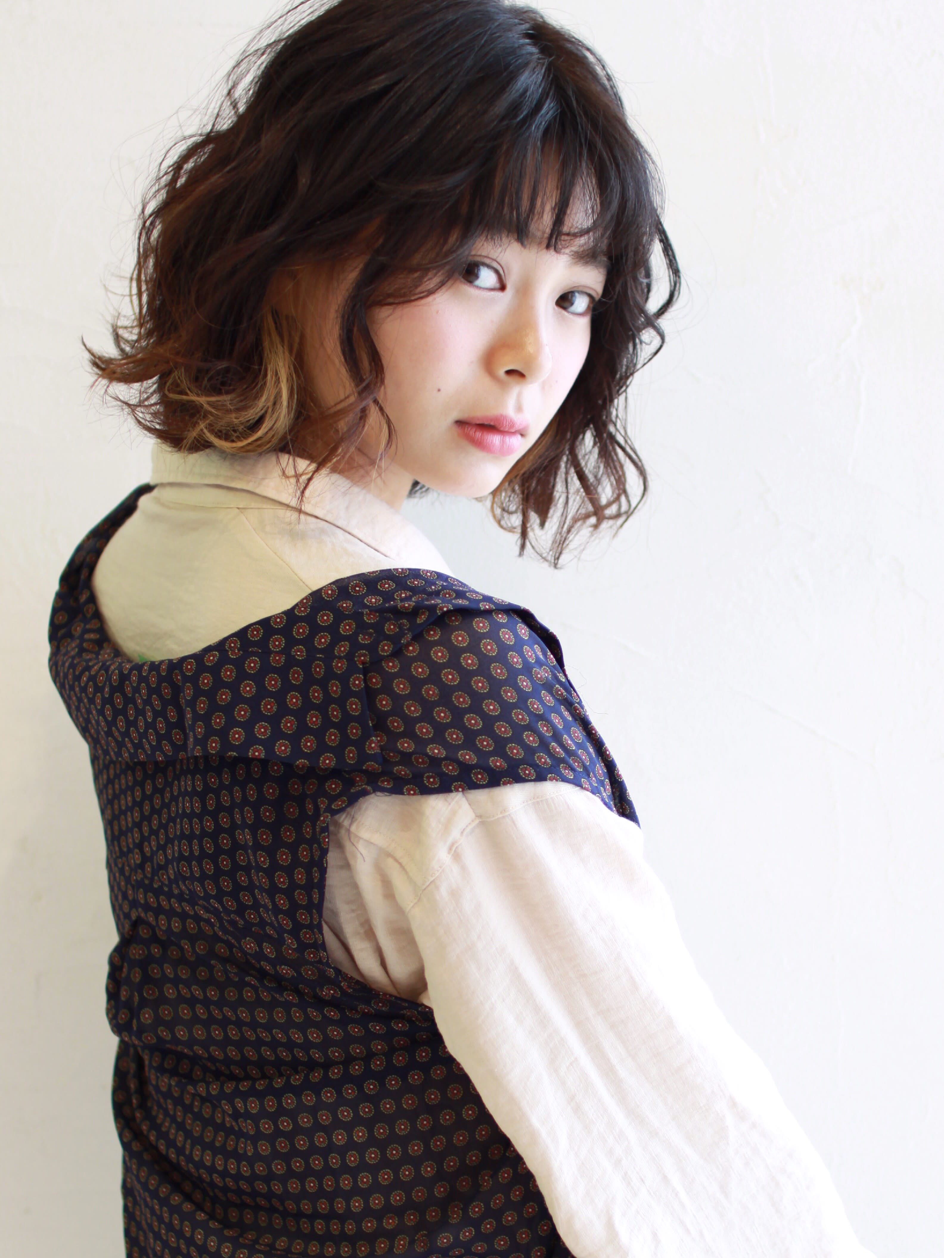 Les Baladins du Miroir【レ　バラディンズ　ドゥ　ミラー】のスタイル紹介。【バラディンズ】イヤリングカラー×無造作ボブ