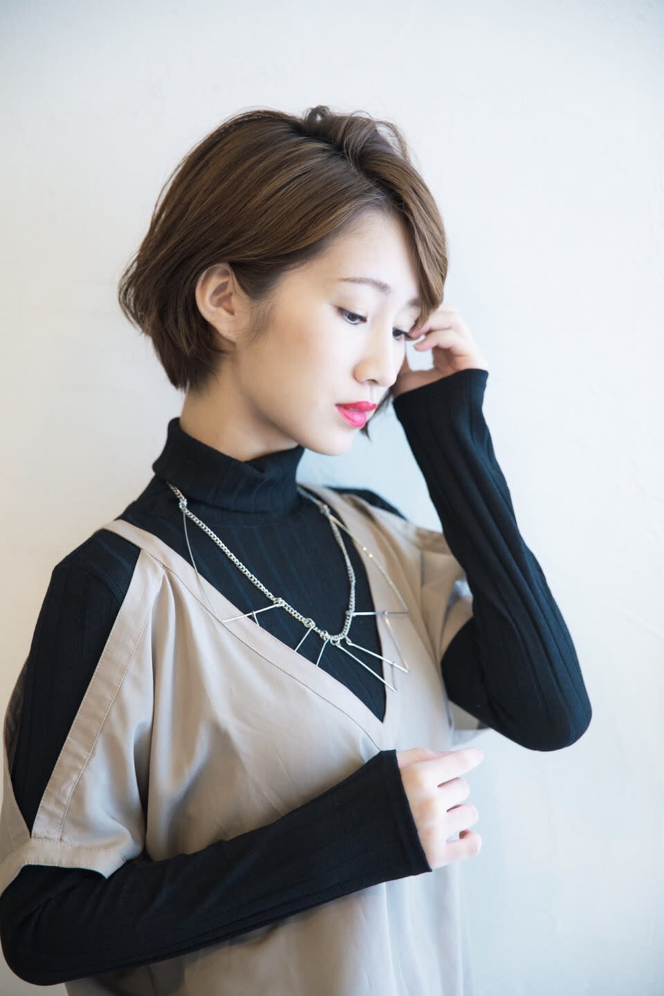 Les Baladins du Miroir【レ　バラディンズ　ドゥ　ミラー】のスタイル紹介。耳かけグラデーションボブ