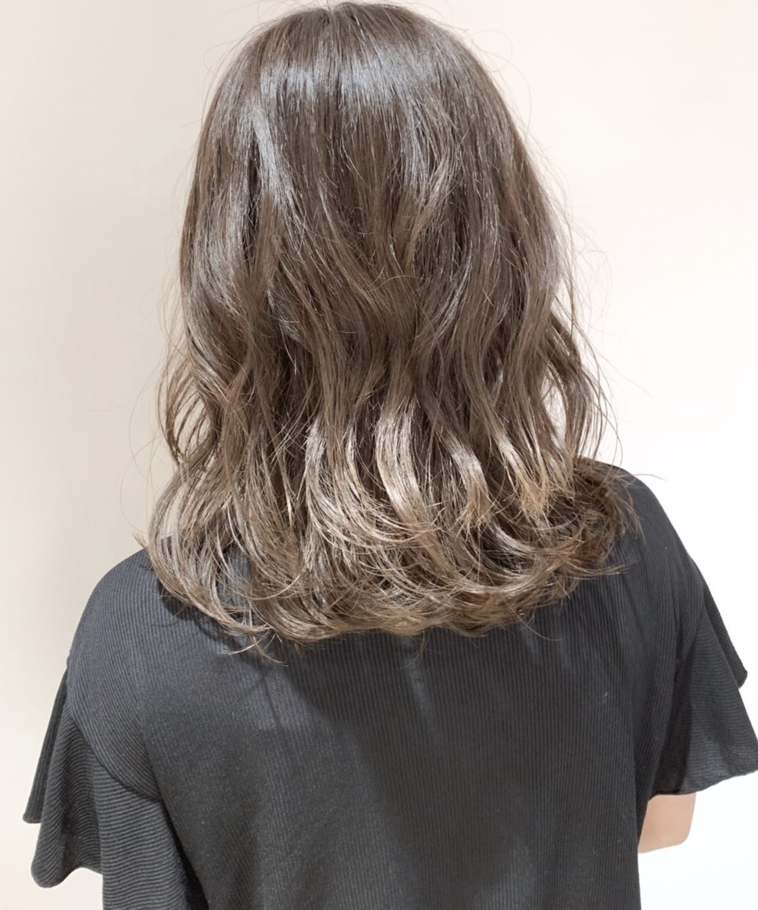 hair design filo【ヘア デザイン フィーロ】のスタイル紹介。透明感あるミルクティー ベージュ