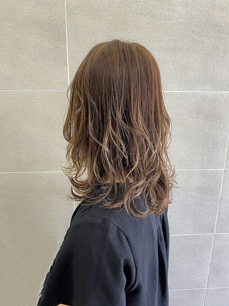 BONECCA鶴見/髪質改善/白髪ぼかし/ハイライト【ボネッカ】のスタイル紹介。ハイライト×ウルフミディ【岩井優】