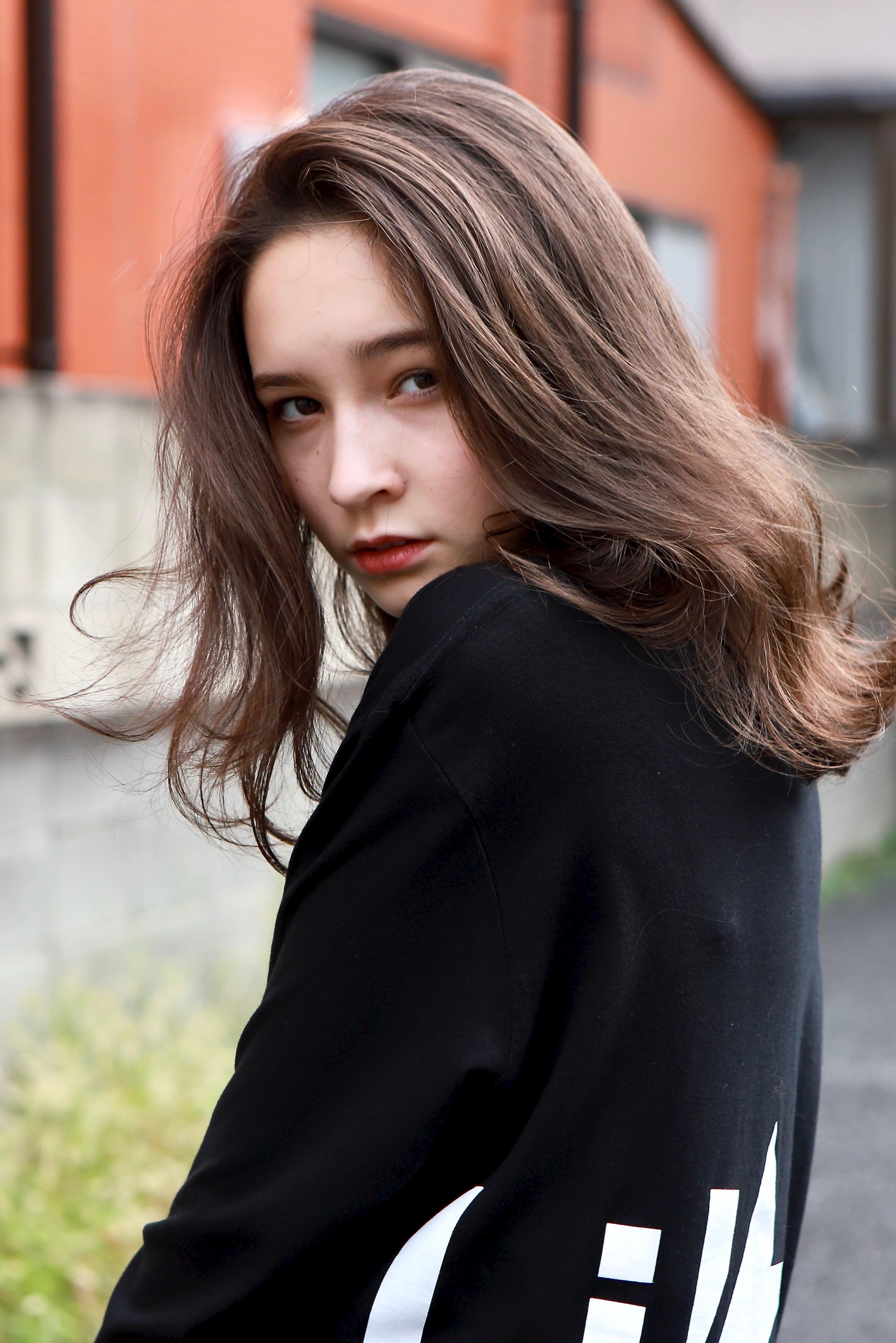 aDALil 川越【アダリル　カワゴエ】のスタイル紹介。サイドパート×無造作ウェーブロング【aDALil 川越