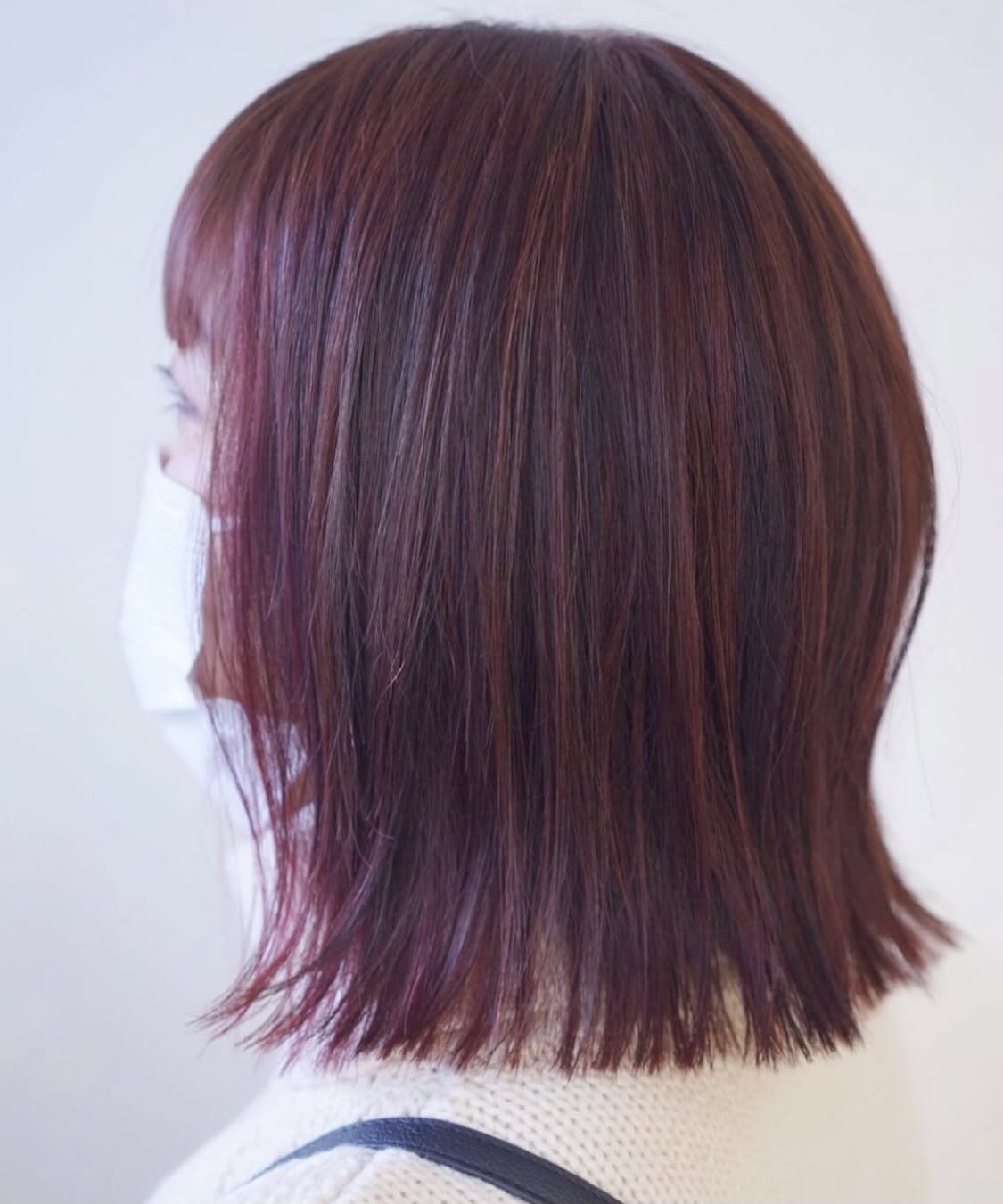 hair atelier hiyori【ヘアアトリエヒヨリ】のスタイル紹介。立体感のあるレッドカラー切りっぱなしボブ