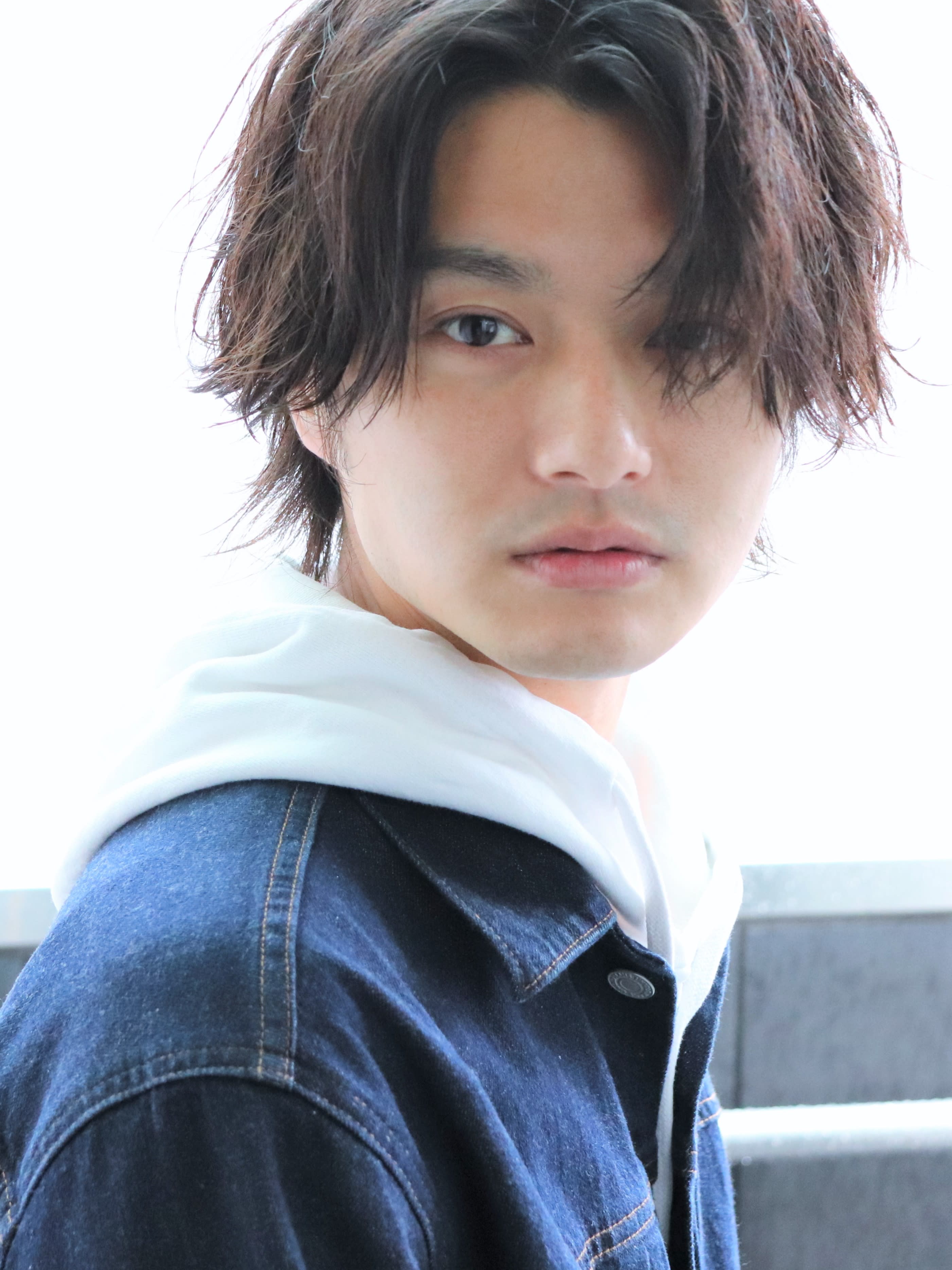 GUZZLE 原宿店【ガズル】のスタイル紹介。ソフトツイストスパイラル　かき上げ　センターパート　メンズ