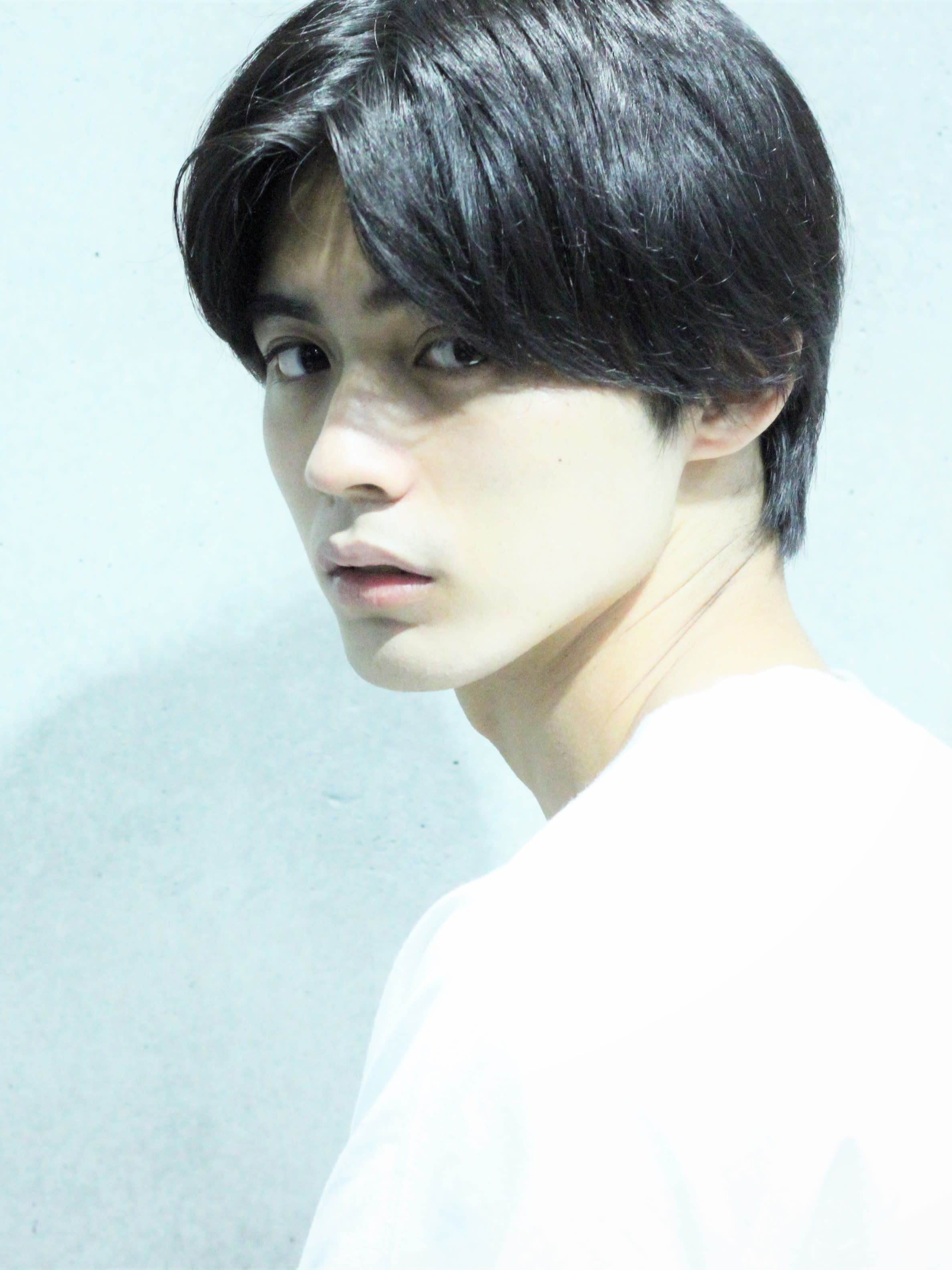 GUZZLE 原宿店【ガズル】のスタイル紹介。ワンカールセンターパート　ショート　メンズ　原宿