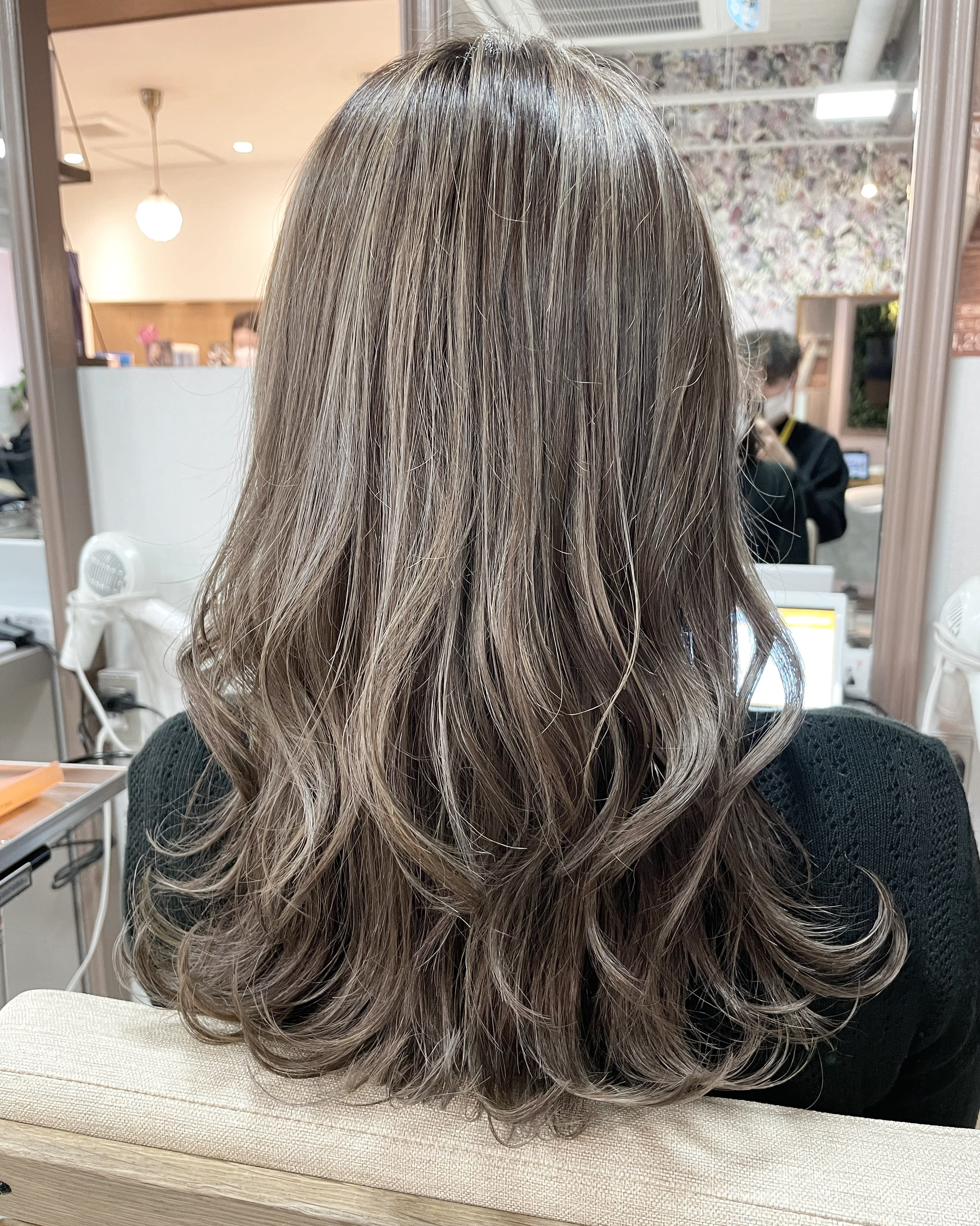 Figaro DOU DOU 新石切店【フィガロ】のスタイル紹介。白髪ぼかしハイライト　