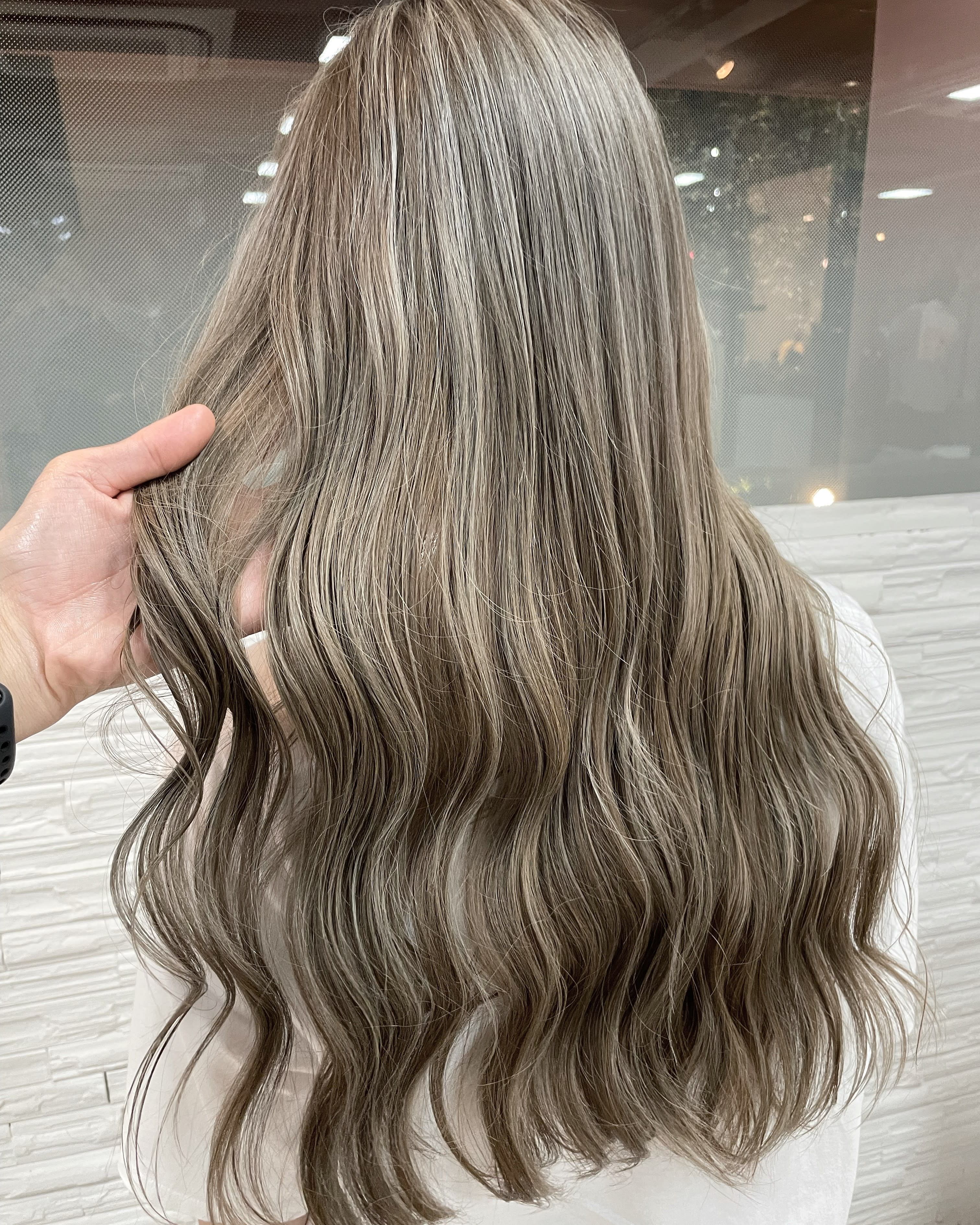 Figaro DOU DOU 新石切店【フィガロ】のスタイル紹介。白髪ぼかしハイライト　