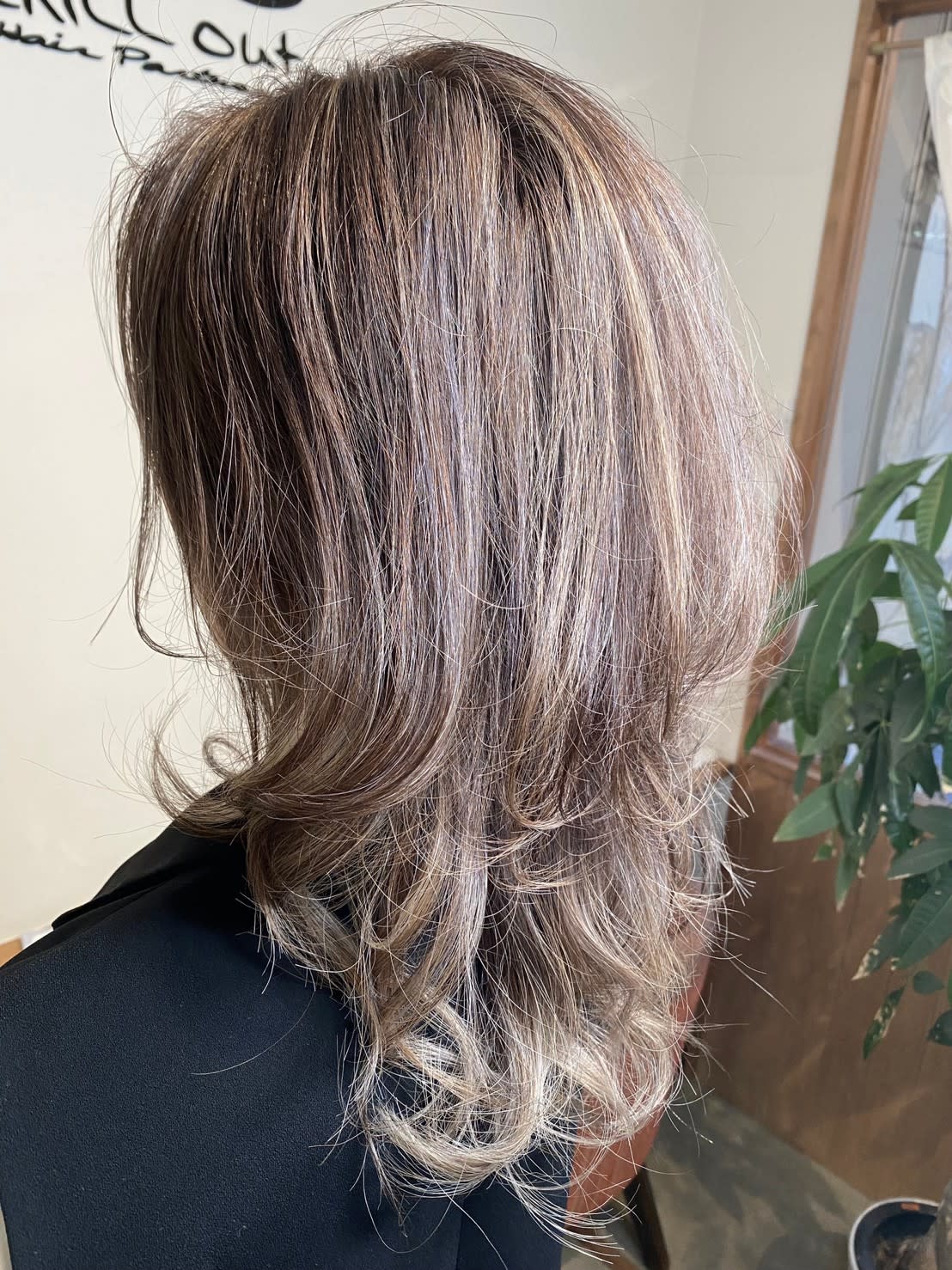 chill out 南塚口本店【チルアウト ミナミツカグチホンテン】のスタイル紹介。白髪染め×ハイライト