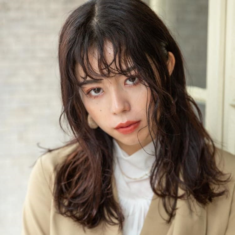 Ash 桜木町店【アッシュサクラギチョウテン】のスタイル紹介。Iラインウェービーセミロング