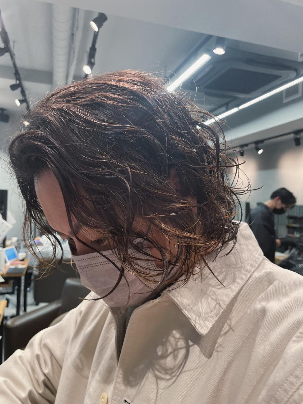 Charm by KENJE【シャルム　バイ　ケンジ】のスタイル紹介。ミディアムレイヤー　緩め　ニュアンスパーマ