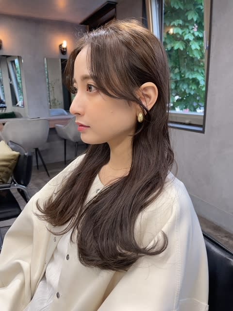 ii+U 銀座 【アイユー ギンザ】【アイユー ギンザ アイユー ギンザ】のスタイル紹介。大人可愛い小顔ふんわりおくれ毛顔回りカットマロンベージュ銀座