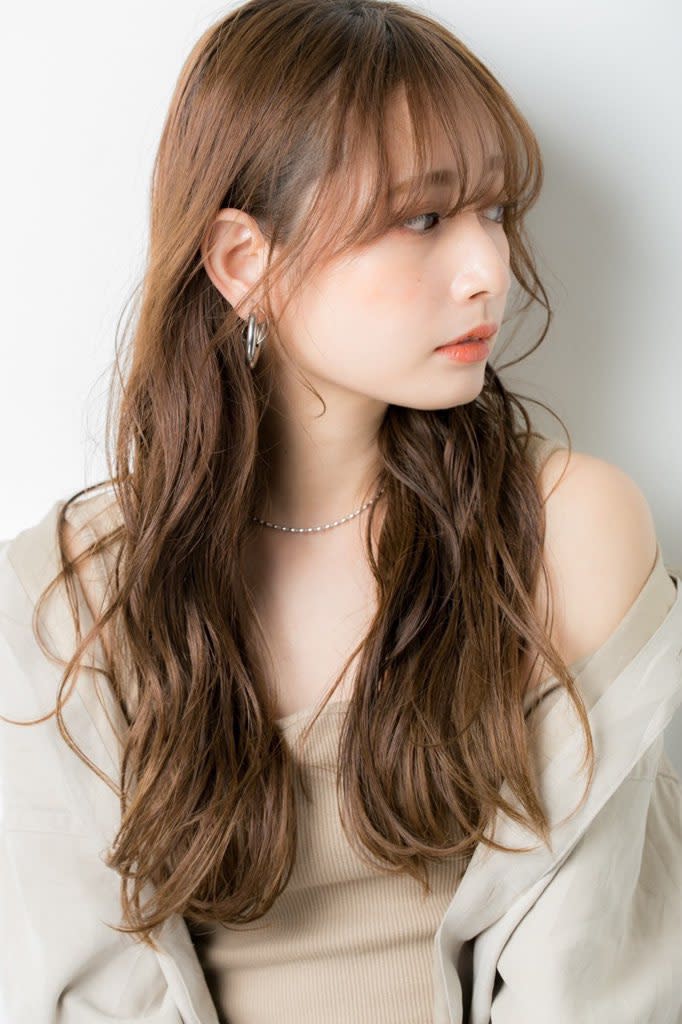 ii+U 銀座 【アイユー ギンザ】【アイユー ギンザ アイユー ギンザ】のスタイル紹介。大人可愛い小顔ふんわりおくれ毛顔回りカットマロンベージュ銀座