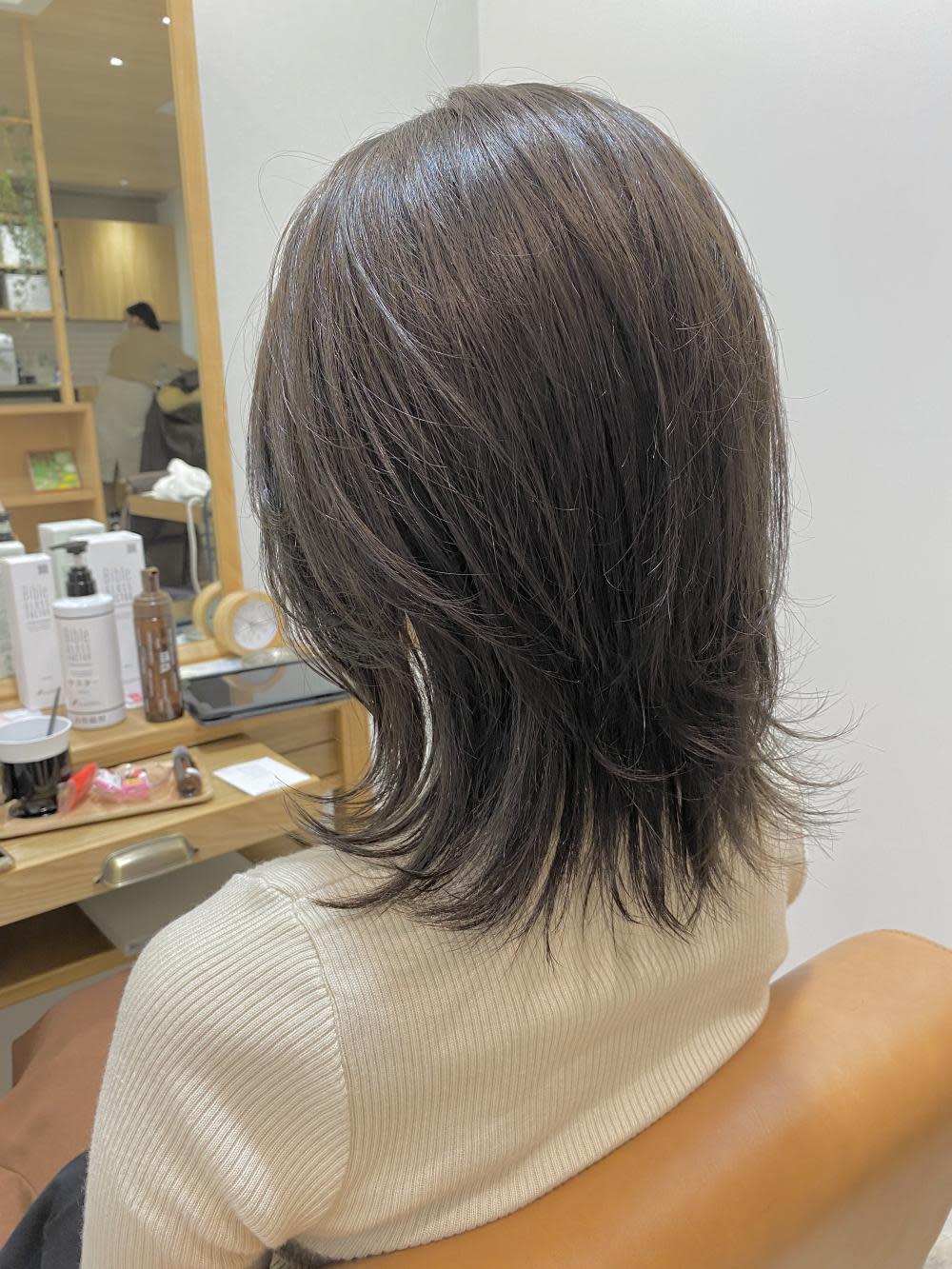 半個室 rire hair 千早店【ハンコシツリールヘアーチハヤテン】のスタイル紹介。ミディアムレイヤー×ナチュラルアッシュ