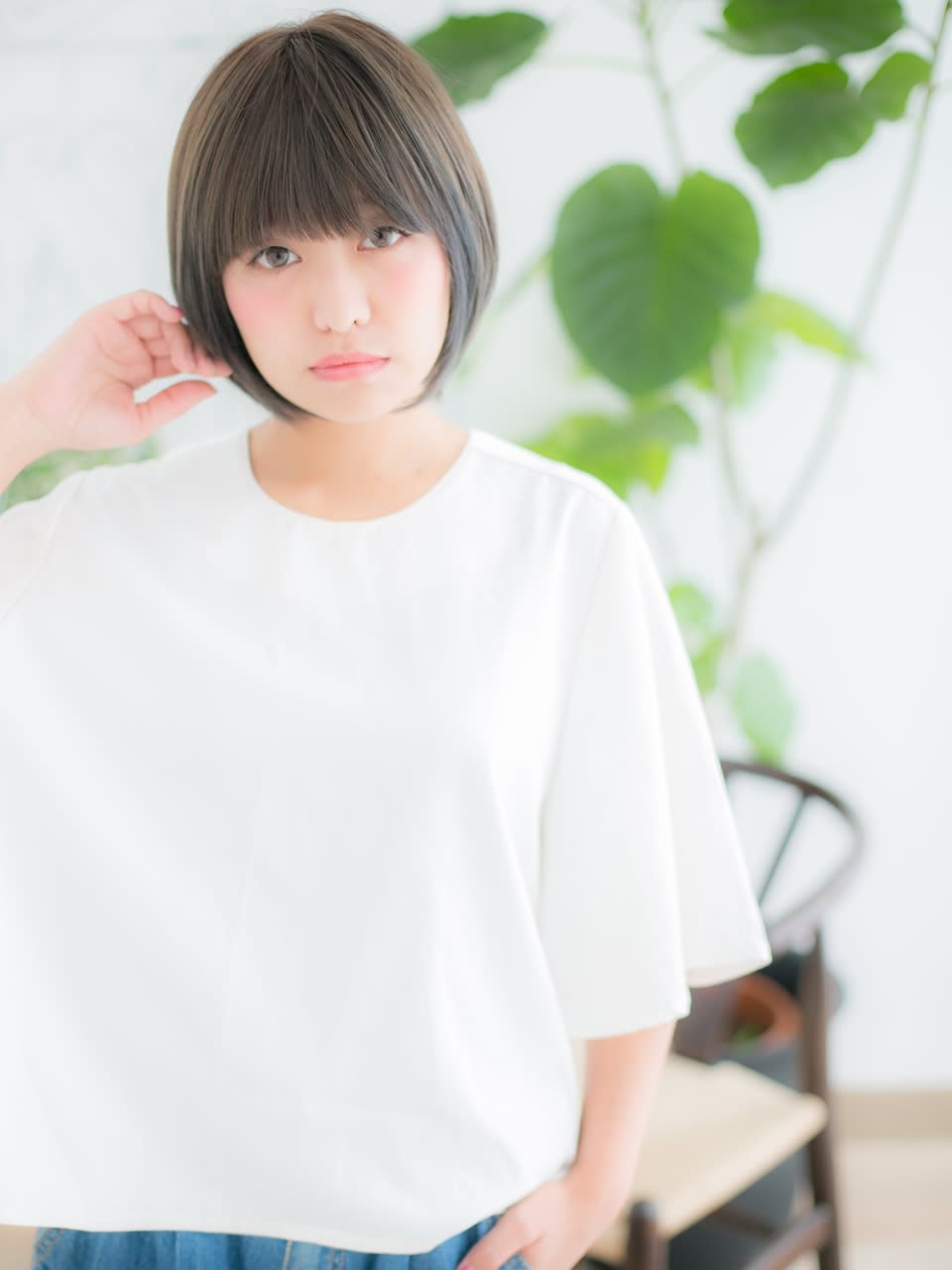 センター北 美容院 lea/1 HANARE【センターキタ ビヨウイン レアワン ハナレ】のスタイル紹介。大人オン眉ショート×プラチナベージュ