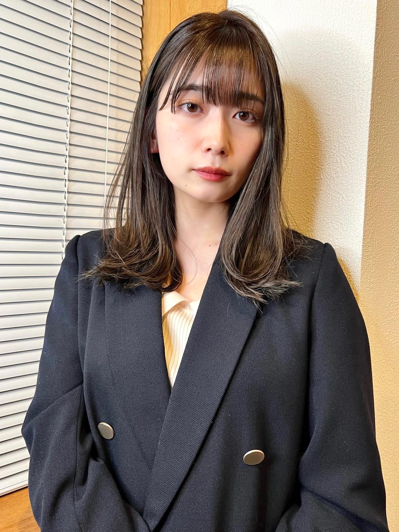 mini【ミニ】のスタイル紹介。顔まわりレイヤー×透明感カラー