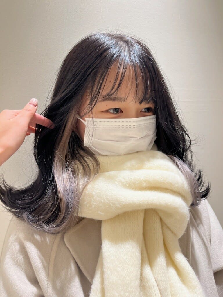 hair+make CLEAR【ヘアメイククリア】のスタイル紹介。イヤリングカラー×ホワイトシルバー