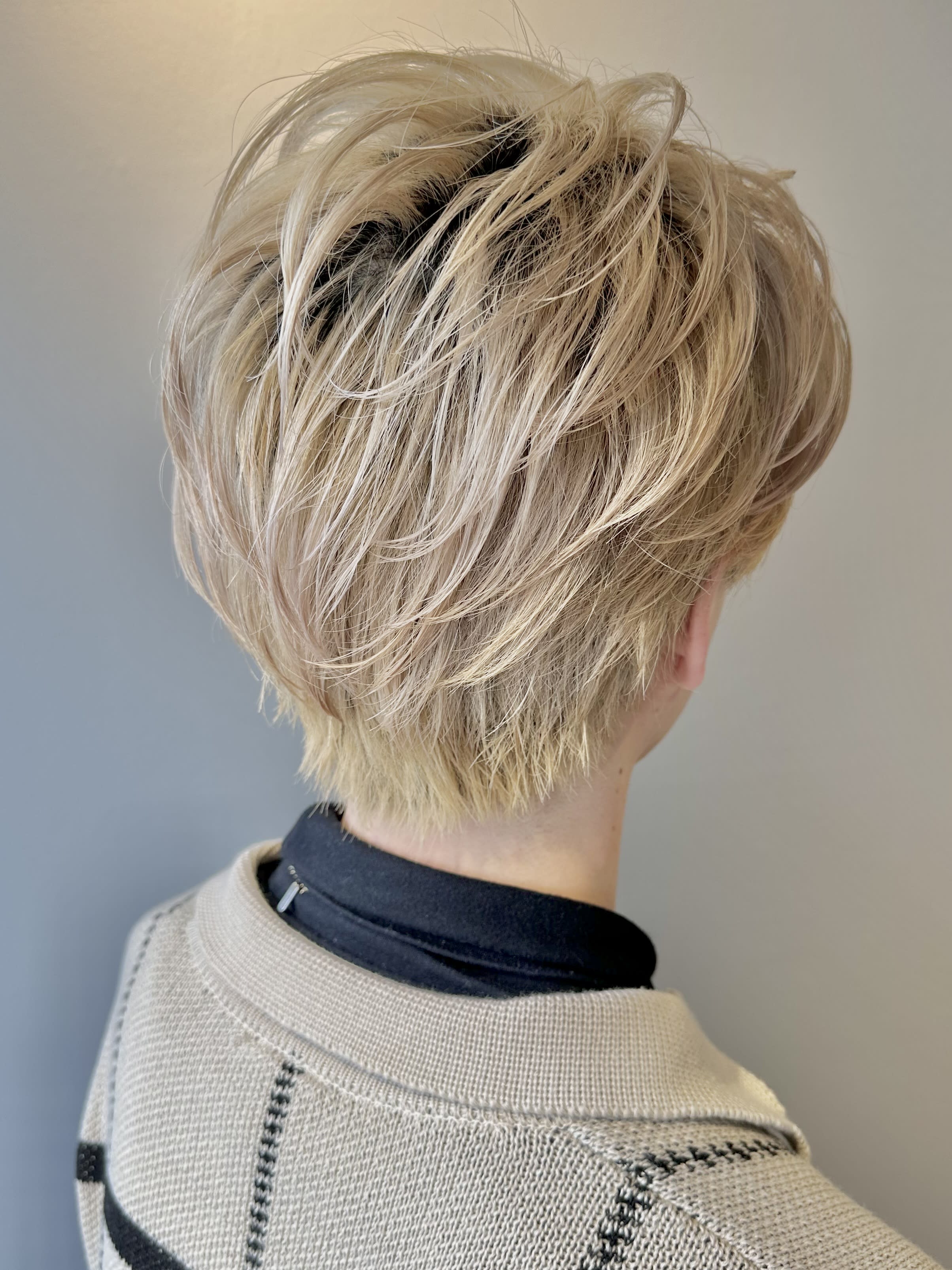 理容室 hair studio ARUIM 代官山.恵比寿【ヘアスタジオ アルム】のスタイル紹介。【ブリーチ必須】外国人風ブロンドカラーのサイドパートスタイル