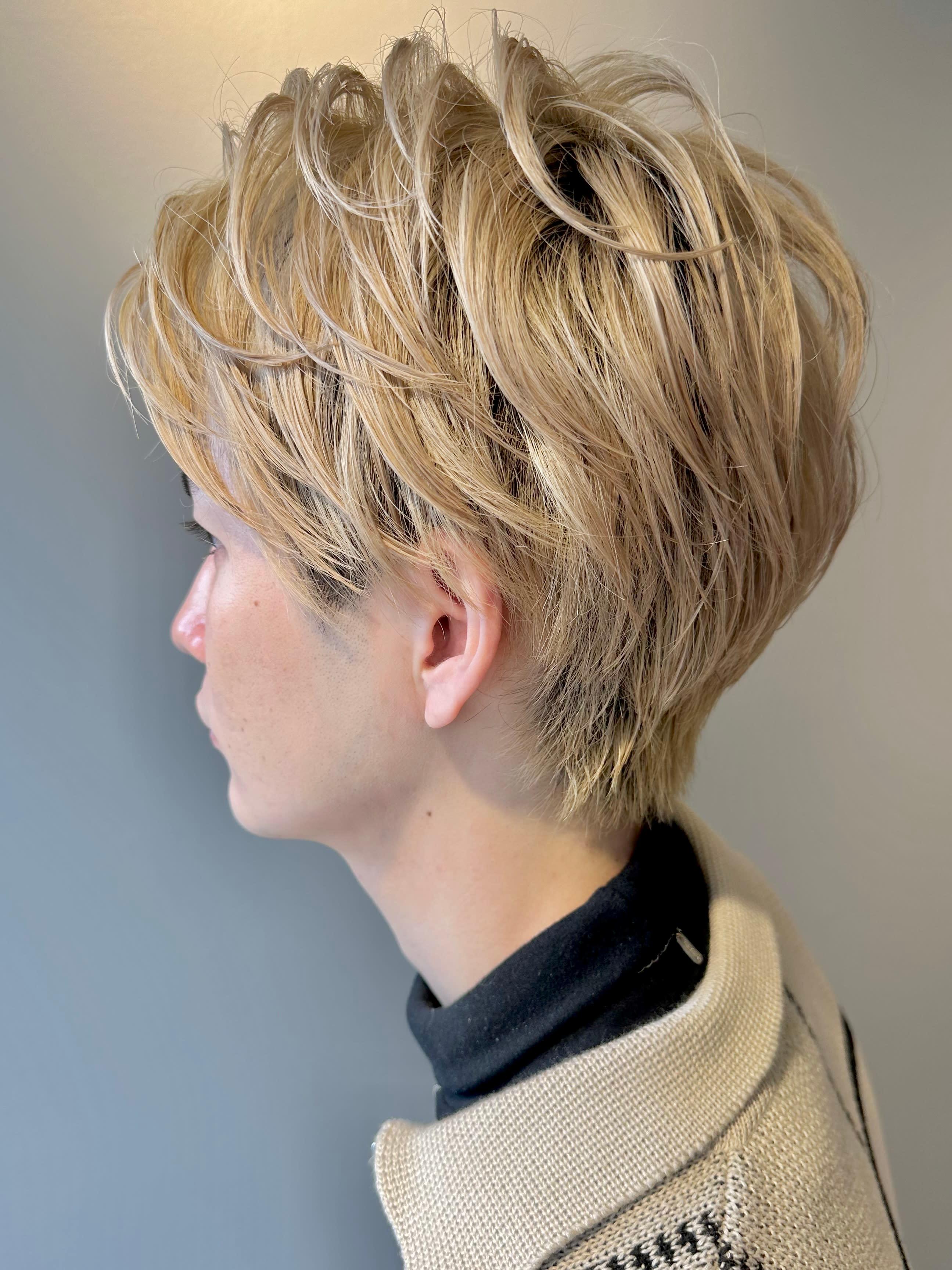 理容室 hair studio ARUIM 代官山.恵比寿【ヘアスタジオ アルム】のスタイル紹介。【ブリーチ必須】外国人風ブロンドカラーのサイドパートスタイル