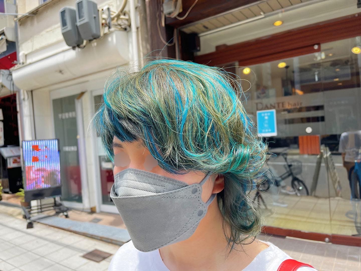 DANTE hair【ダンテヘアー】のスタイル紹介。グリーンとブルーのハイライト＠アシメボブ