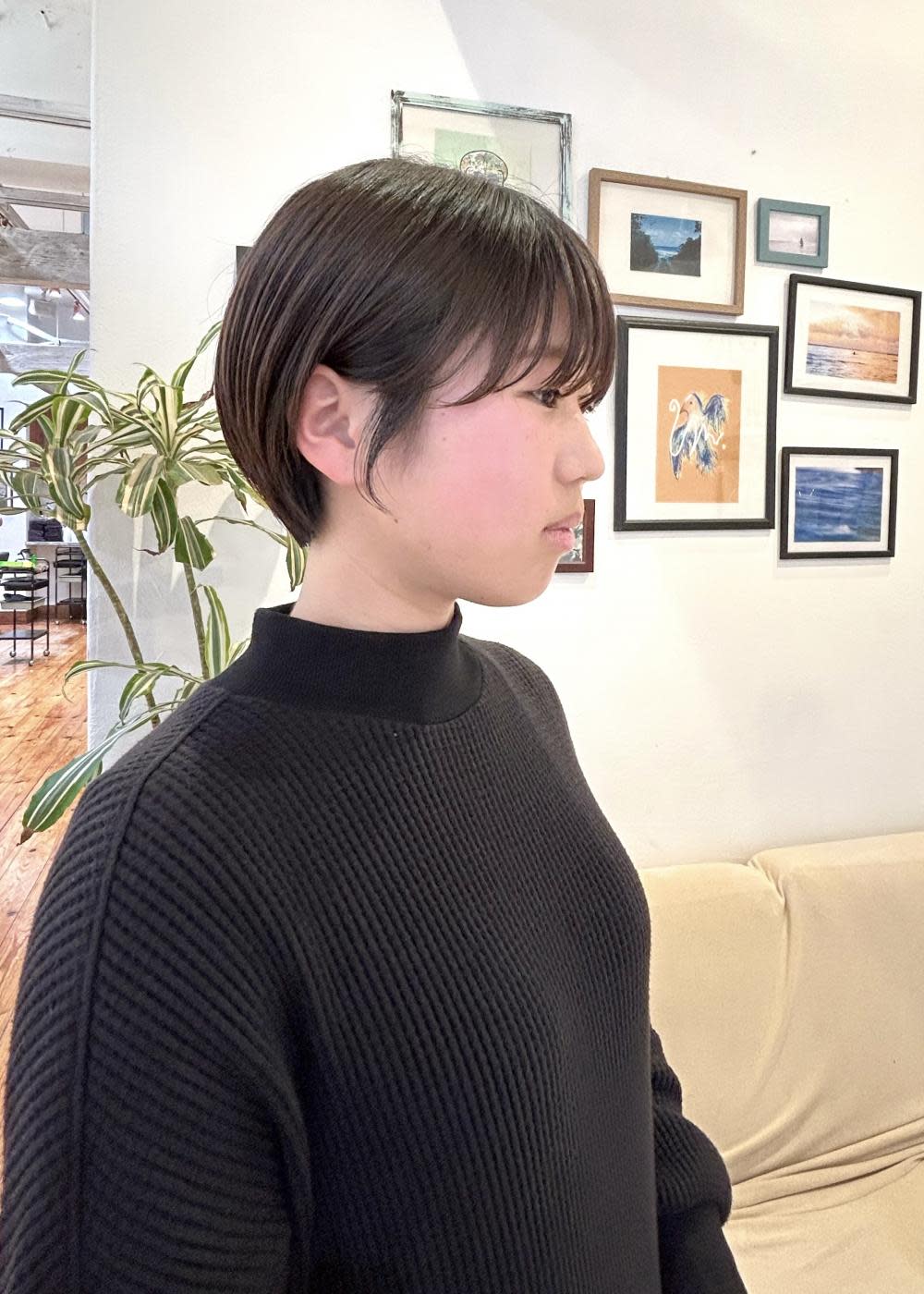 GREEK【グリーク】のスタイル紹介。丸みショートヘア／ショート／ダークブラウン