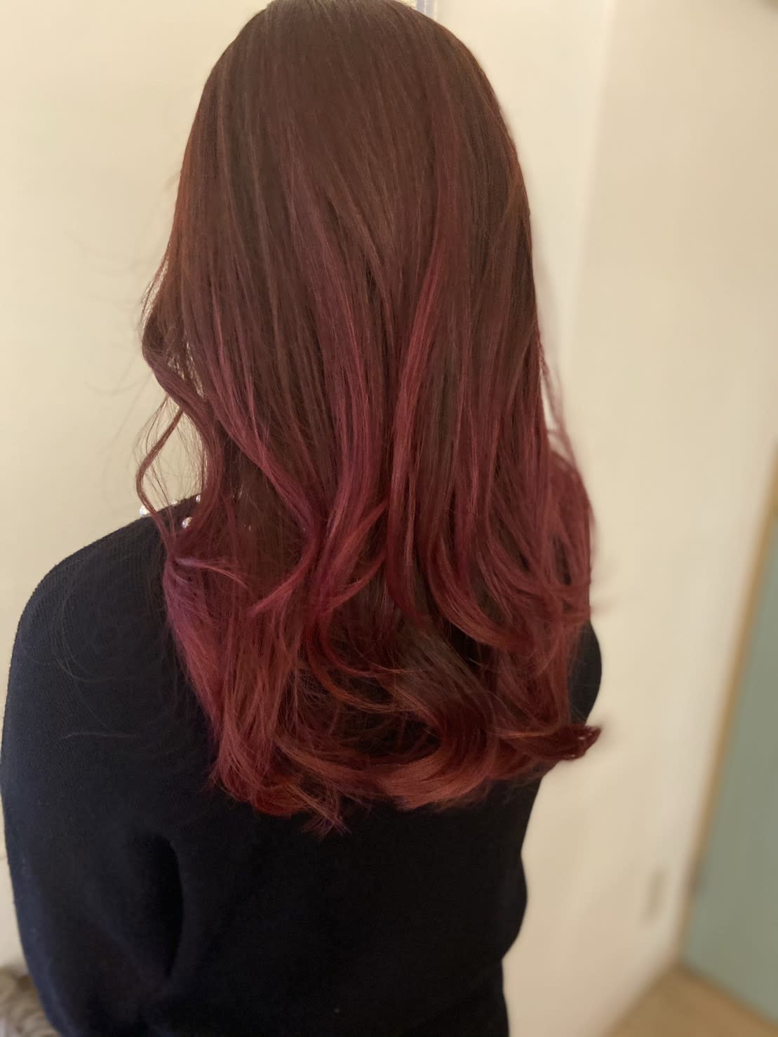 +ONE【プラスワン】のスタイル紹介。チェリーレッドロングヘア