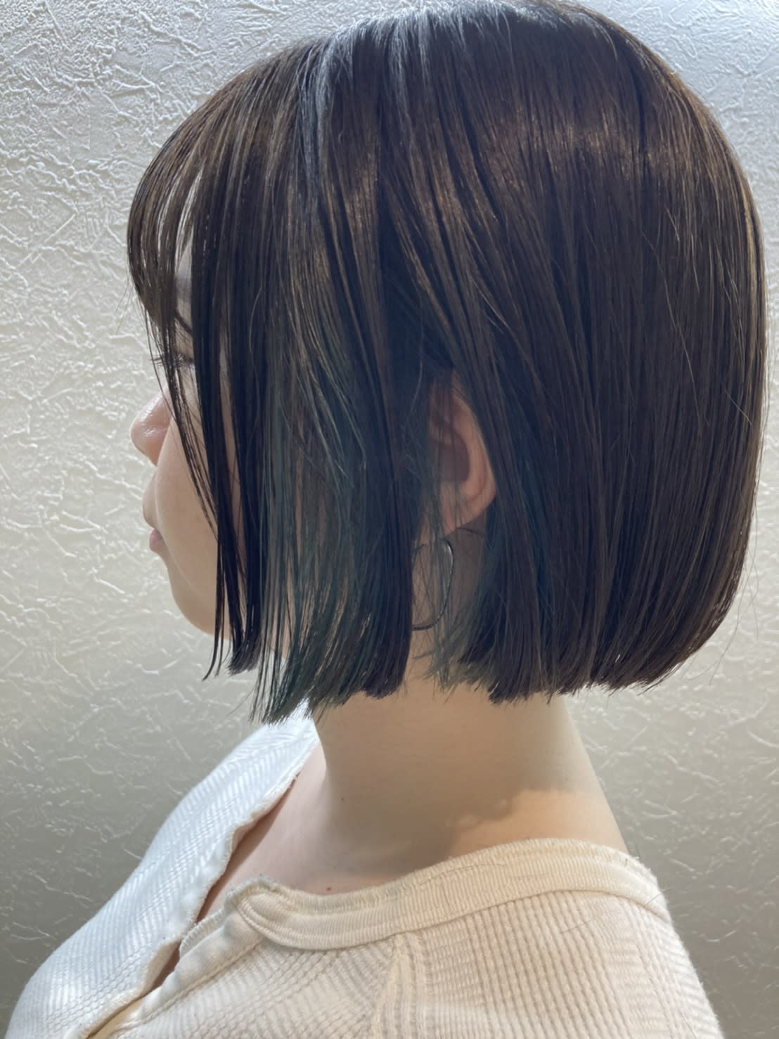 +ONE【プラスワン】のスタイル紹介。【＋ONE 自由が丘】モスグリーン＊インナーカラーボブ