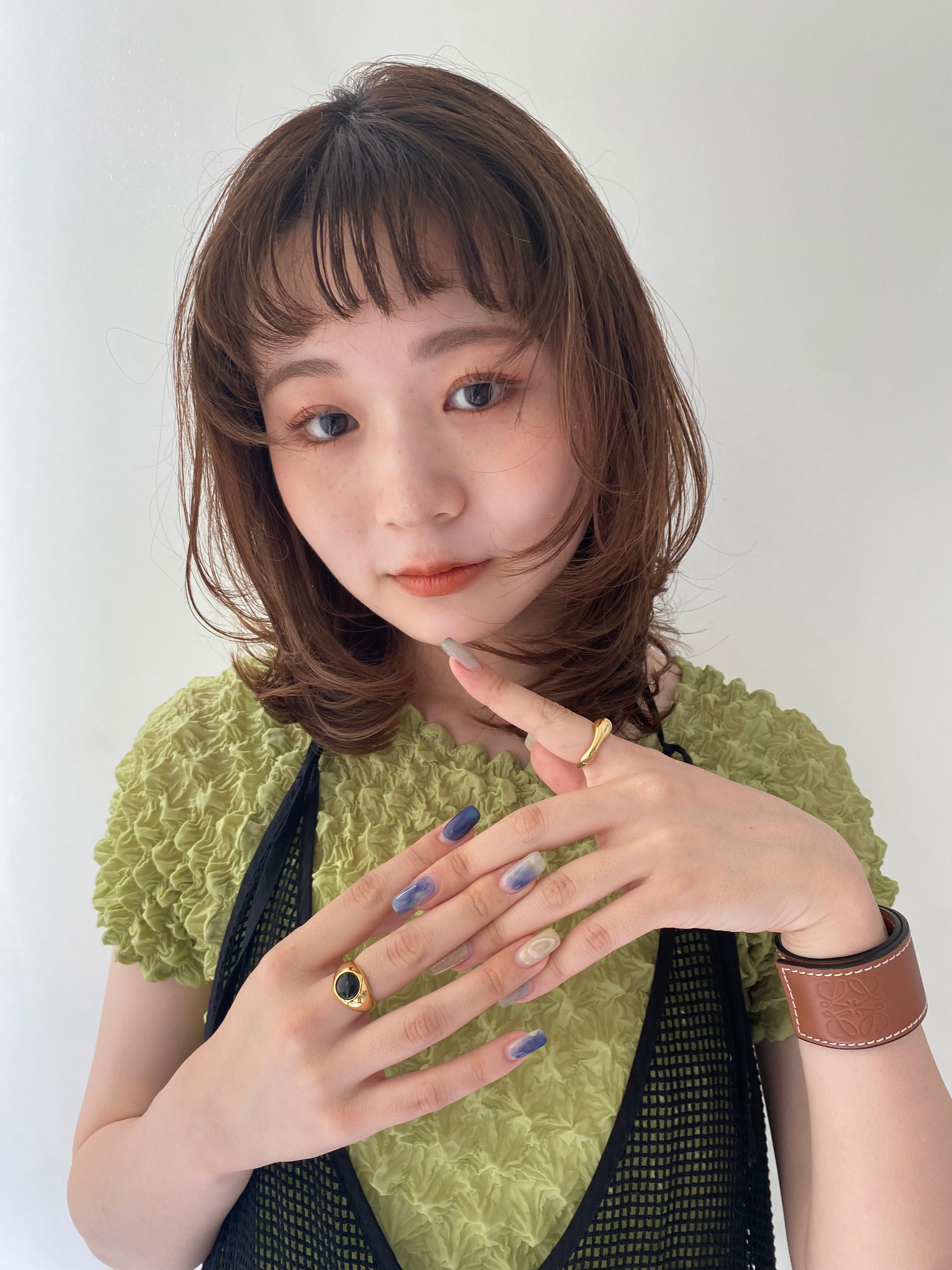 Ash 東戸塚店【アッシュヒガシトツカテン】のスタイル紹介。内巻きミディアムレイヤー