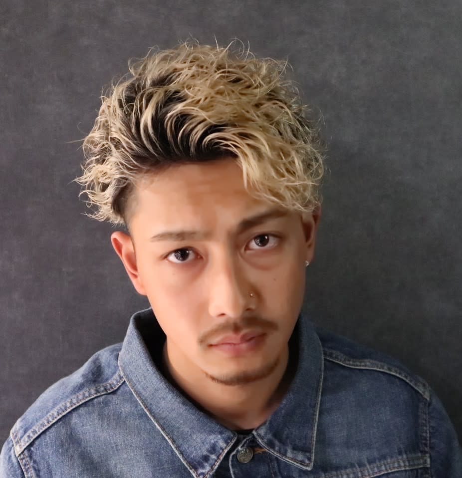Men's SALON RISE TOKYO 土浦店【メンズ サロン ライズ トーキョー ツチウラテン】のスタイル紹介。七三アップバング波巻ツイストスパイラルパーマ土浦
