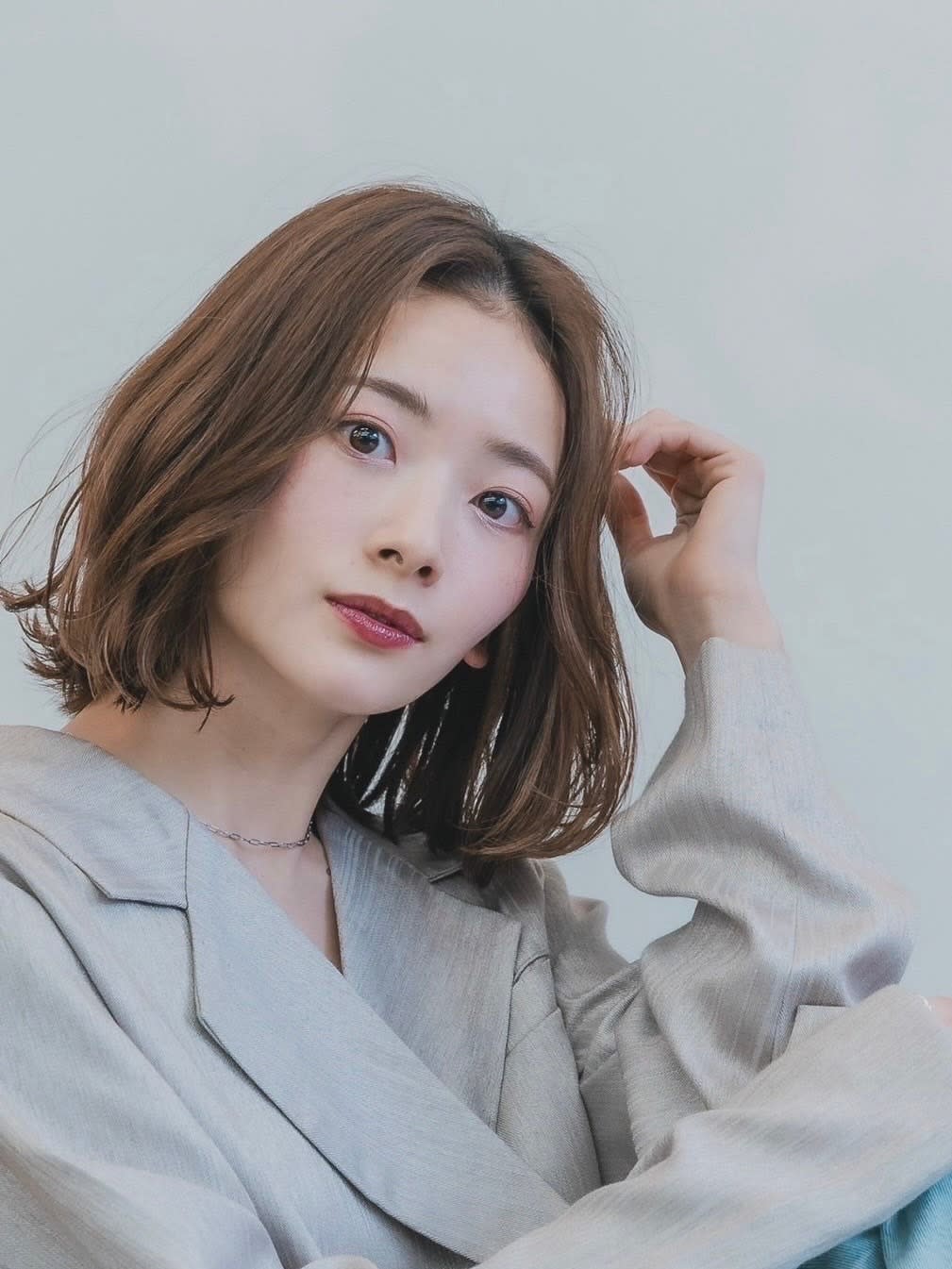 beauty:beast 西新店【ビューティービースト ニシジンテン】のスタイル紹介。センターパートツヤ髪ニュア ンスパーマ⼩顔似合わせ ⼤⼈可愛