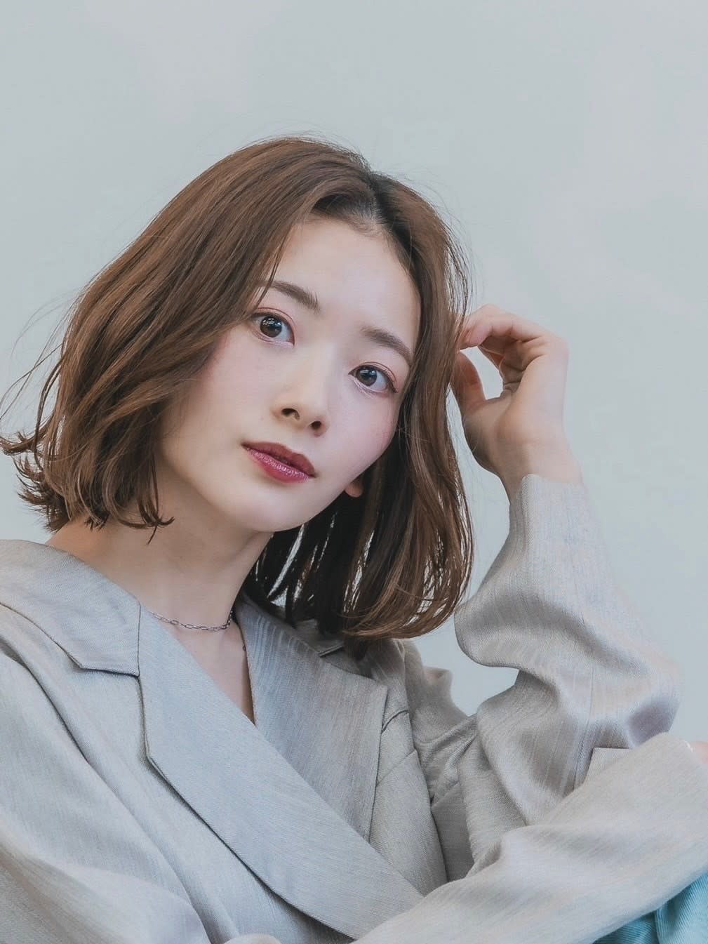 beauty:beast 鹿児島店【ビューティービースト カゴシマテン】のスタイル紹介。センターパートツヤ髪ニュア ンスパーマ⼩顔似合わせ ⼤⼈可愛