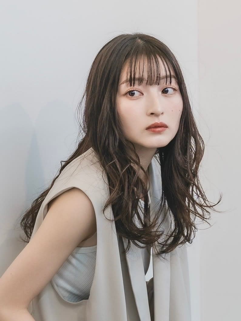 beauty:beast 熊本上通り店【ビューティービースト クマモトカミドオリテン】のスタイル紹介。暗めカラーグレージュくすみ ブルーニュアンスカール薄めバング